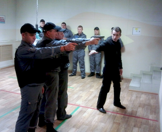 Охранники "Дельта-Нижний Новгород" на тренировке по стрельбе.